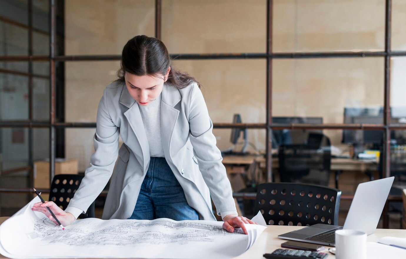 empresaria joven que controla diseno impresion azul 23 2148187152